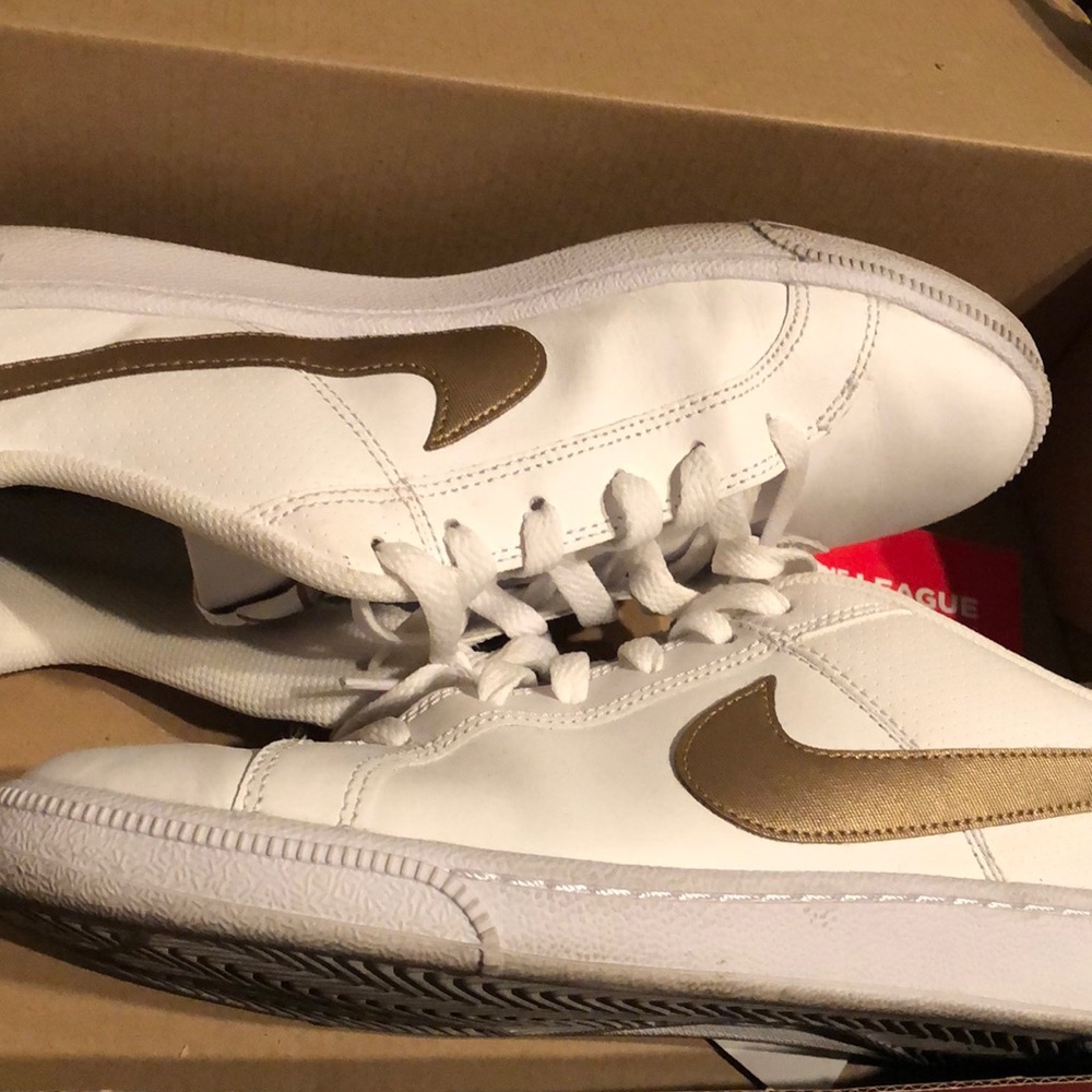 NIKE COURT ROYALE 9.5